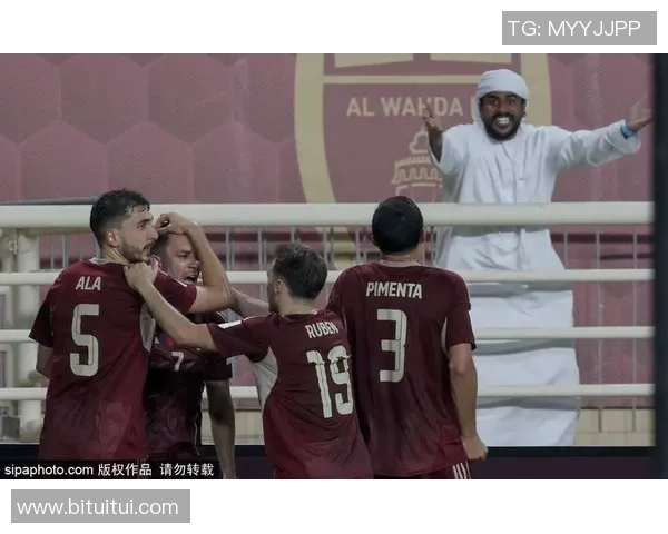 足球球星捶胸激情时刻引发热议球迷纷纷点赞并激发讨论