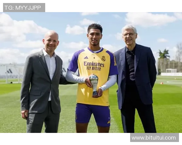 围绕FIFA足球球星分数解析全球顶尖球员实力与排名走势 围绕FIFA足球球星分数解析全球顶尖球员实力与排名走势