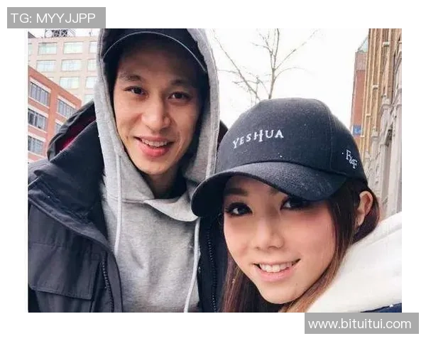 中国网红与足球球星亲密互动引发热议 社交平台互动超高人气